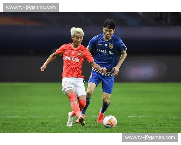 红蓝之巅的宿命：恒大与苏宁，谁才是这片绿茵场真正的掌舵者？